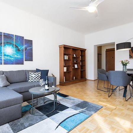 Bright And Spacious Attic Apartment Прага Екстериор снимка